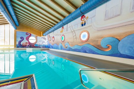 Innenaufnahme des Pools mit maritimem Wandbild und Piratenmotiv.