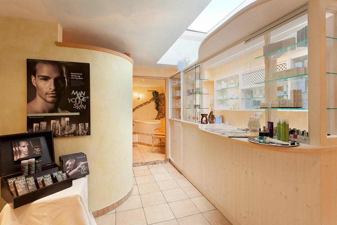 Eine Spa-Rezeption mit Hautpflegeprodukten für Männer.