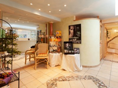 Ein gemütlicher Spa-Empfangsbereich mit Hautpflegeprodukten für Männer.