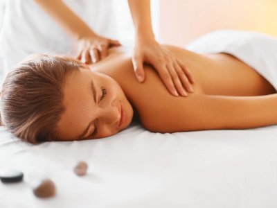 Eine Frau erhält eine Massage mit heißen Steinen.