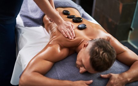 Ein Mann erhält eine heiße Steinmassage in einem Spa.