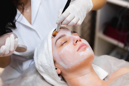 Eine Frau bekommt eine Gesichtsbehandlung in einem Beauty-Salon.