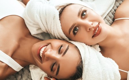 Zwei Frauen mit Handtüchern auf dem Kopf, lächeln entspannt.