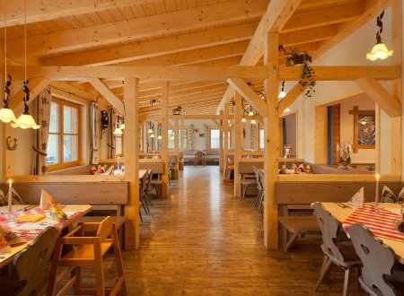 Große Gaststube Reiterstube mit gedeckten Tischen und kompletter Einrichtung aus Holz.