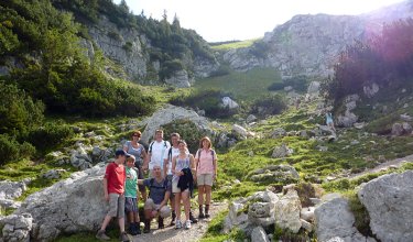 Eine Gruppe von Wanderern posiert auf einem Bergpfad.