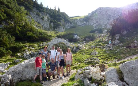 Eine Gruppe von Wanderern posiert auf einem Bergpfad.