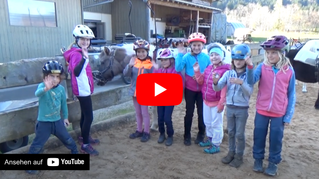 Kinder mit einem Pony und ein YouTube Play Button zum Abspielen des Videos in einem neuen Tab.
