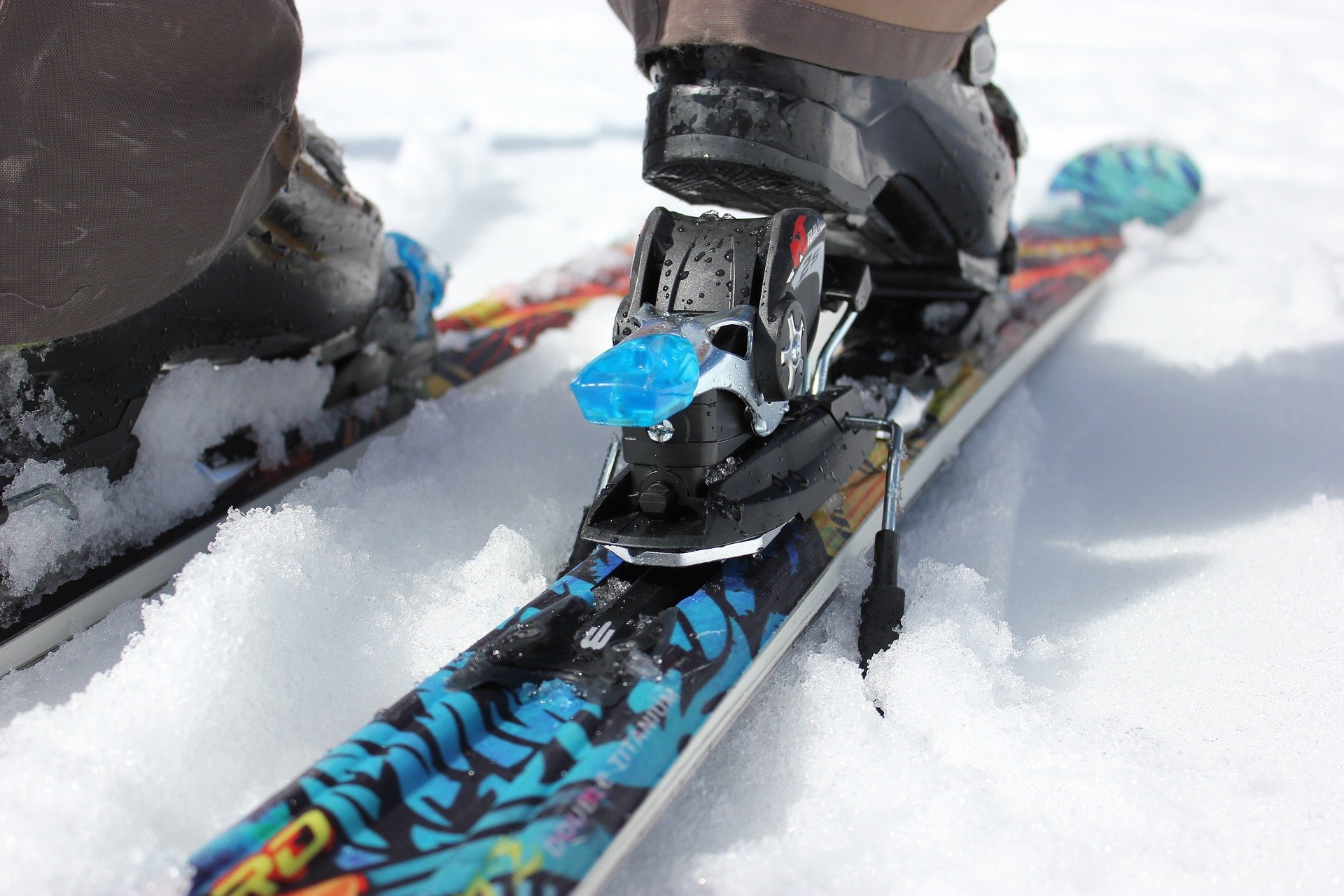 Skischuh in bunter Bindung auf Schnee aus der Nahaufnahme