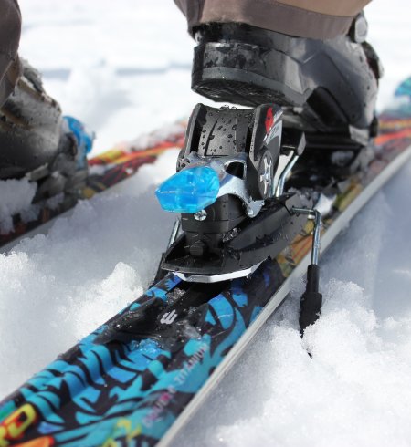 Skischuh in bunter Bindung auf Schnee aus der Nahaufnahme