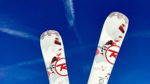 Weiße Rossignol-Skier vor klarem blauen Himmel