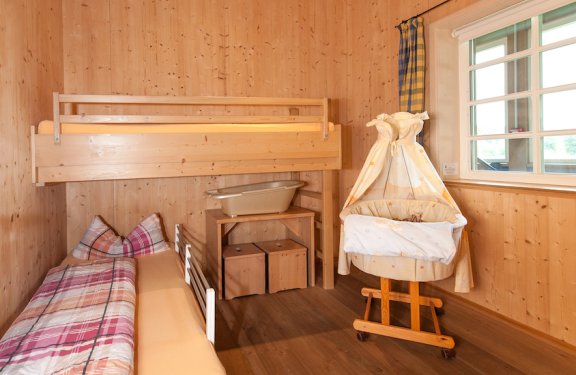 Kinderzimmer komplett aus Holz mit Stockbett und Babywiege.