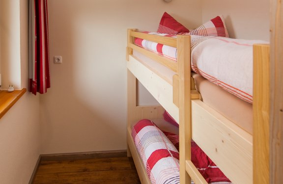 Helles, kleines Kinderzimmer mit Stockbett.